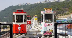 釜山必搭天空膠囊列車！IG爆紅「海雲(yún)臺(tái)藍(lán)線公園觀光列車」，空中飽覽釜山海景。