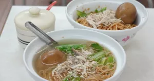 飄香50年的高雄老店！老饕激推鹽埕美食小吃「阿財雞絲麵」，自製雞絲麵搭配雞高湯、紅蔥頭，成就樸實好滋味。