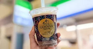 超商史上最濃Godiva！日本全家「Godiva巧克力冰沙」三種可可mix超過癮，草莓巧克力也別錯過。