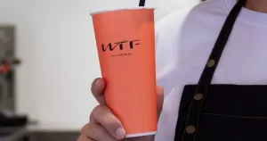 廚佛瑞德手搖杯！內湖新開幕WTF tea express手搖杯1元開喝，WTF手搖杯「黃金蕎麥茶、凍火焙烏龍」推薦清單。