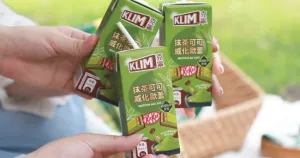 KitKat用喝的！濃厚系「KitKat X 克寧抹茶可可威化歐蕾」靜岡抹茶一瓶18元起，線上通路搶先喝。