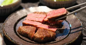 牛排教父開燒肉店！東區新開WAGYU CLUB菜單、價位、售價搶先看，5款小菜免費續加。