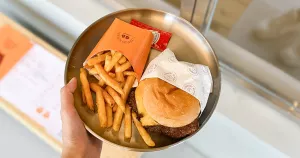 臺版Shake Shack漢堡！壓扁肉排超過癮，國父紀(jì)念館美式漢堡店「Comfort Burger Company」新開幕。