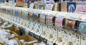 日本扭蛋通通50元！三麗鷗、蠟筆小新周邊下殺5折起，玩具outlet「麗嬰國際清倉中心」臺北、臺中人快衝。