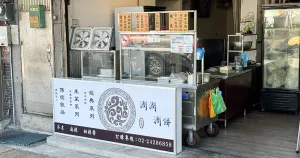 超巨大蝦鬆潤餅這邊吃！料多到一口塞不下，基隆社團超推「潤潤潤餅」在地人都吃這間，口味與傳統大不同。