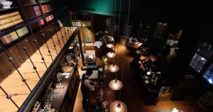 一秒到歐洲酒館！藏在三樓的大稻埕酒吧，彷彿來到 19世紀歐洲「Antique Bar1900」，推薦調酒「雨果」。