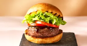 吃早餐也奢華！Q Burger、胡同燒肉「A5和牛布里歐堡」搭Ｖ型脆薯超推，點就送胡同燒肉兌換券。