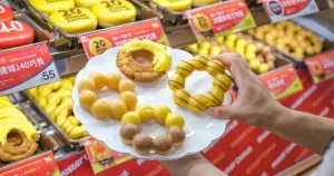 整顆布丁塞進冰沙！Mister Donut聯(lián)名統(tǒng)一布丁「布丁波堤、布丁冰沙」8新品，隱藏版「甜甜圈買5送5」布丁優(yōu)惠吃起來。