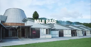 無印良品也跨界來開旅館了，廢校化身質(zhì)感旅宿「MUJI BASE OIKAWA」，還附設(shè)咖啡廳，千葉複合式旅館10月1日正式開幕。