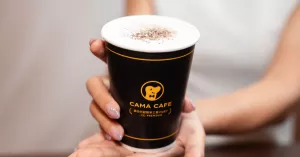 上班族續命咖啡！cama café「極厚乳三層拿鐵」濃厚系咖啡現折10元開喝。