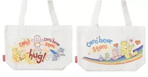 彩虹熊Care Bears在家樂福！家樂福「Care Bears歡樂熊時(shí)光」超萌毛毯、行李箱8款聯(lián)名加價(jià)購(gòu)。