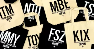 日旅狂粉人手一個(gè)！ANA「日本機(jī)場(chǎng)縮寫帆布袋」全53種，新款關(guān)空KIX發(fā)售，超有收藏價(jià)值，挑戰(zhàn)你的日本機(jī)場(chǎng)知識(shí)度。