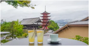 宮島賞楓景點第一名！海景第一排，藏在山坡上的宮島景觀咖啡廳「天心閣」。