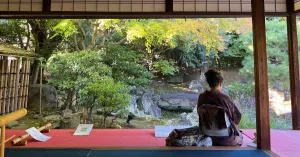 夜觀楓紅之前的午茶時光，就從深居內巷的京都現代甘味処發現「菊乃井無礙山房」、「六盛茶庭」和「中村藤吉宇治本店」。