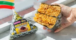 御飯糰尬泡麵！7-ELEVEN「炸醬麵新極大飯糰」炸醬麵+飯糰、雞排2件99元，就怕你吃不飽。