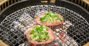 胡同燒肉買一送一！青埔燒肉新開店「餬同燒肉14號店」桃園人免費(fèi)送肉吃。