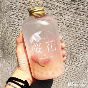 堪稱全臺最強夢幻系手搖飲！「兔子兔子茶飲專賣店」推出期間限定網美必拍「櫻花飄飄」系列手搖飲，IG網帥、網美拍到停不下來。