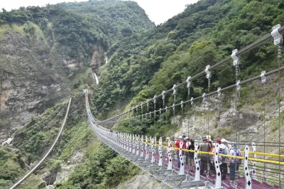 雙龍瀑布七彩吊橋