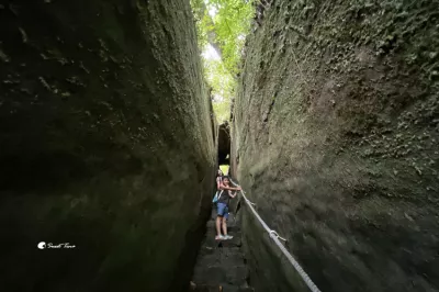 猴洞步道一線天