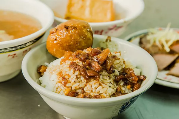 【臺北捷運美食】【北投站美食】市場排隊美食-矮仔財魯肉飯