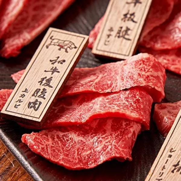 肉肉控?fù)尦浴?2元和牛套餐」！全新開幕「上吉燒肉」推出一日限定52元頂級(jí)和牛套餐，肉肉控沒跟到就要哭了。