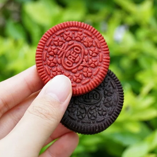 零食控必追！韓國搶翻的「紅絲絨OREO」在7-ELEVEN就吃得到，再加碼指定OREO第二件10元優(yōu)惠。