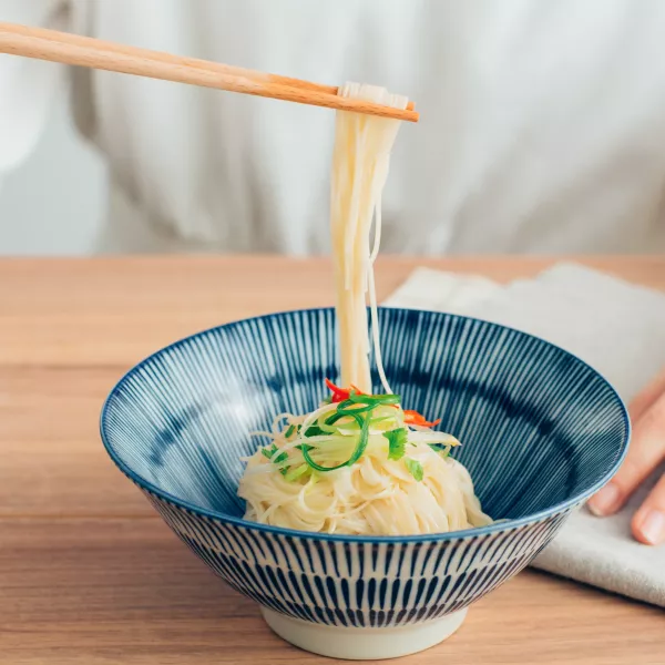 等不及要開動！春水堂獨家推出期間限定「水哦千拌麵」聯(lián)名套餐，再加碼免費送春水堂「珍珠奶茶兌換券」。