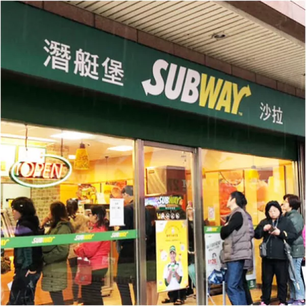 肉肉控快衝SUBWAY！整塊牛排塞好塞滿「安格斯牛肉潛艇堡」快閃限定，再推全新「酪梨泥系列」搶攻小資女的午餐時光。