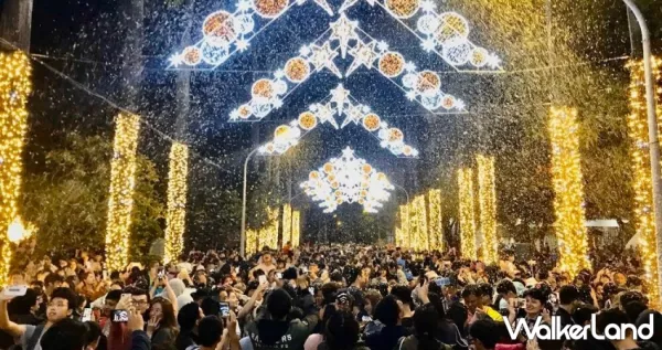 屏東真的下雪了！屏東聖誕節(jié)在雪花紛飛中浪漫登場，夢幻主燈「冰晶城堡」同步亮相，超過10組主題燈飾，搶攻年度必拍熱點。