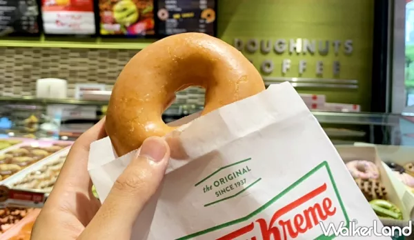 甜點(diǎn)控吃到撐！Krispy Kreme祭出一日限定「買一送一」優(yōu)惠，買盒裝直接送一盒「原味糖霜甜甜圈」請(qǐng)你吃。