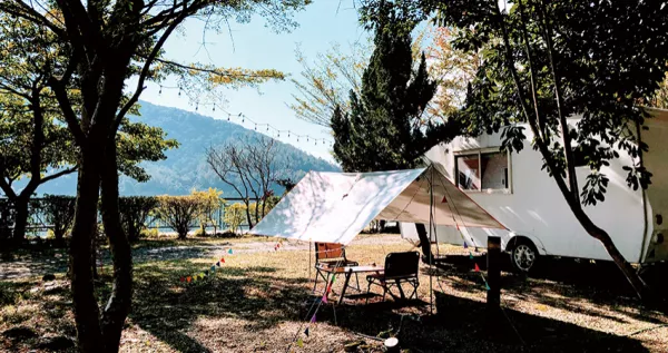 「在水一方湖畔小屋」坐落花蓮鯉魚潭第一排美景，與藍(lán)天、白雲(yún)、綠湖，融合成和諧的圖畫，湖光山色、蟲鳴鳥叫讓人心曠神怡。。