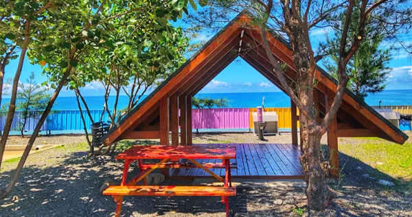 住進「海豚茉莉灣海景露營區(qū)」，享受南國海天一線的視覺享受，號稱枋山海岸公路最美的海景露營區(qū)，當之無愧。。