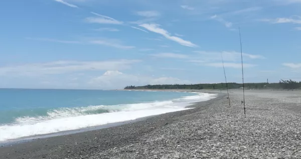 搭火車玩東海岸，北迴線蘇澳到花蓮路段美景看不完、美食吃不停，無國界料理、街邊小吃、文青店舖和無敵海景，發現東臺灣之美。