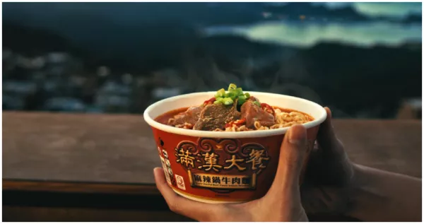 暢銷四十年的牛肉速食麵「滿漢大餐」，讓韓國網友看到臺灣的絕美景色都說讚。