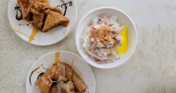 在地人認可的排隊名店，庶民美食「阿溪鷄肉飯」的早鳥限定的邪惡半熟蛋最受歡迎。