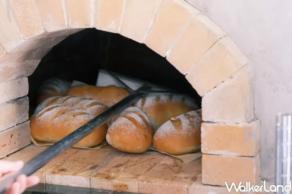 麵包控?fù)屜瘸砸徊ǎ∪赵绿妒肿鞲G烤麵包「魚(yú)光窯烤」宅在家也吃的到，人氣「全穀高纖、酒釀桂圓、蒜辣乳酪」全部吃一輪。