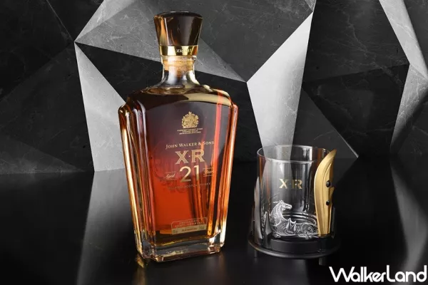 為了杯子買瓶好酒！一瓶值得被擁有的「JOHNNIE WALKER XR21」配上限定典藏酒杯組，感受圓潤滑順的口感與豐富層次的風味。