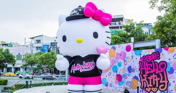 KITTY耶誕小鎮(zhèn)！免費拍到明年2月「HELLO KITTY歐洲耶誕小鎮(zhèn)」搶先看，大型KITTY公仔、16公尺高聖誕樹來去漢神巨蛋。