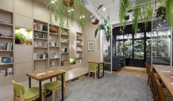 在城市裡遇書帶蕨VITTARIA CAFé這座小森林，網美必拍夢幻綠景，用餐之餘還能享受悠閒寧靜的美好時間。