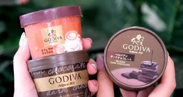 巧克力控終於等到！GODIVA「黑巧克力草莓冰淇淋」領(lǐng)軍買一送一來了，連續(xù)4天「不限量買一送一」巧克力控?fù)尪谪洝? loading=