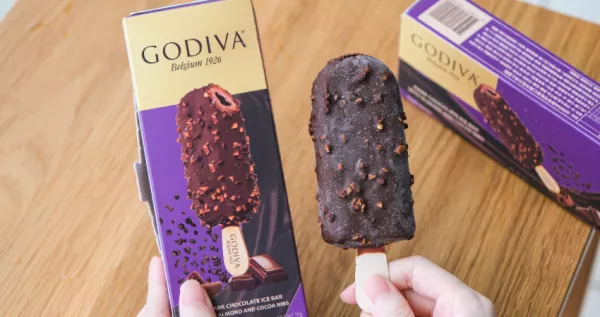 小七GODIVA雪糕回來了！GODIVA「熟可可粒杏仁黑巧克力流心雪糕」要狂掃貨，再送50元折價券、開盒禮抽整年份巧克力雪糕。