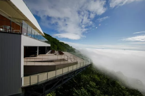 高空雲海旅館搶住一波！星野集團「RISONARE Tomamu」推出絕美「雲海平臺露營」，抬頭直接仰望「滿天星斗、絕美曙光」，北海道最新玩法要朝聖。