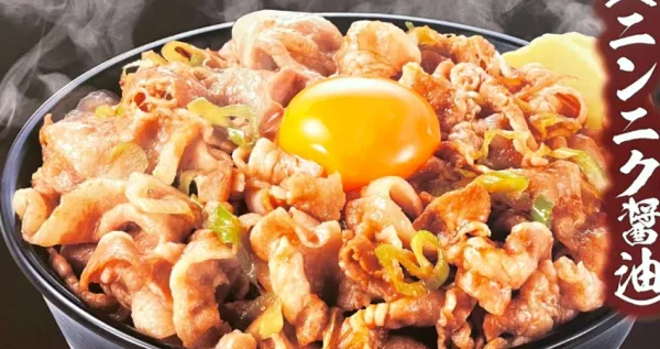 新莊人等不及了！日本高CP值丼飯「傳說的元氣丼屋(伝説のすた丼屋)」臺灣首店就在新莊宏匯廣場，免費升級「1.5倍肉量」小資族超愛。