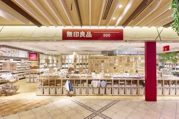 小資族準(zhǔn)備逛爆了！東京「無印良品500日圓」商店強勢開幕，只要「臺幣110元」就能瘋狂掃貨，共3,000款實惠商品買到你出不了門口。