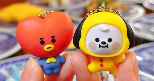 藏壽司扭蛋是BT21！藏壽司推出「BT21 My Little Buddy」18款限定扭蛋，超萌「BT21立體吊飾」讓鐵粉約吃壽司。