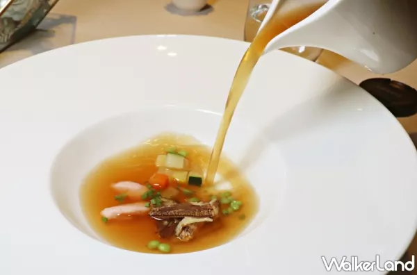 老臺(tái)北人才懂的法料！海峽會(huì)Salle d’Antoine 安東法式料理推出秋季限定「頂級(jí)大閘蟹套餐」，宮崎A5和牛、大閘蟹三重奏，吃出法料新高度。