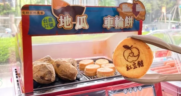 萊爾富店員也升級！萊爾富開賣「紅豆車輪餅」銅板價甜點吃起來，期間限定「任選2顆39元」挑戰超商甜點新話題。