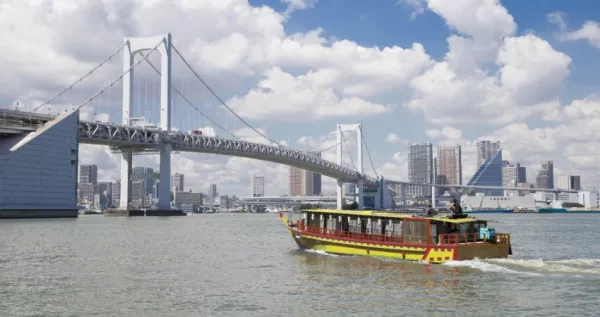 近距離欣賞日劇場景！東京3大「人氣觀光遊船」爆玩一波，飲品無限暢飲「江戶前汽船」、漫遊彩虹大橋「水陸觀光巴士」，享受極致懶人東京之旅。