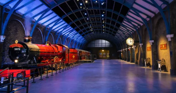 哈利波特樂園要來了！東京「Harry Potter Studio Tour」將於6/16正式開幕，「九又四分之三月臺」搶先亮相， 3月底門票手刀開搶。