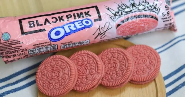 臺灣就有BP Oreo！聯名版「Blackpink 黑巧夾心粉紅三明治餅乾」家樂福限量開賣，鐵粉敲碗「Blackpink小卡OREO」確定即將開賣。